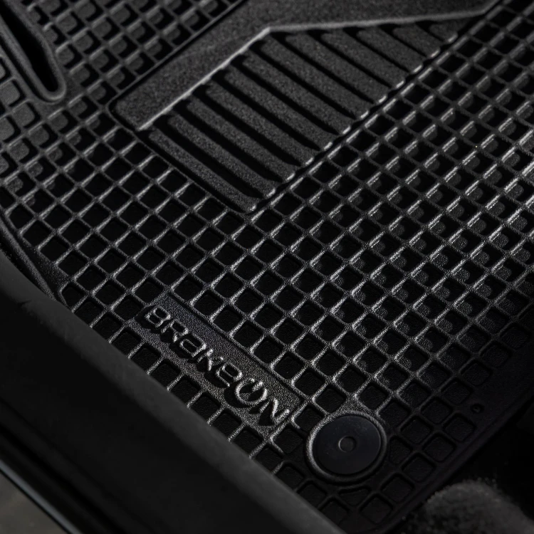Komplet dywaników gumowych TPE do Volkswagen Passat B8 2014-2023 - struktura komórkowa i stoper